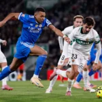 Mbappé conduciendo el balón frente a sus rivales