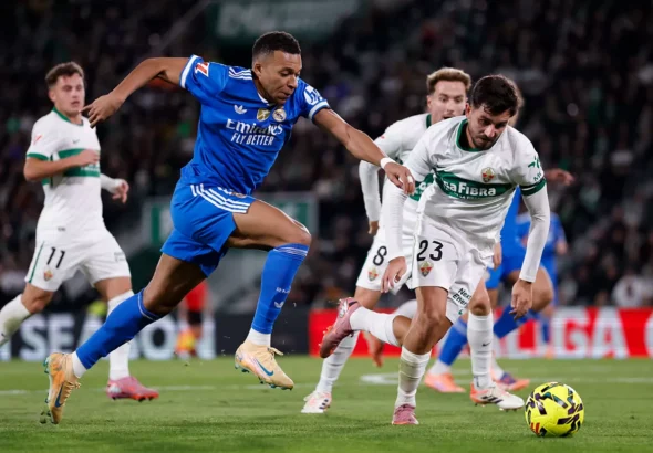 Mbappé conduciendo el balón frente a sus rivales