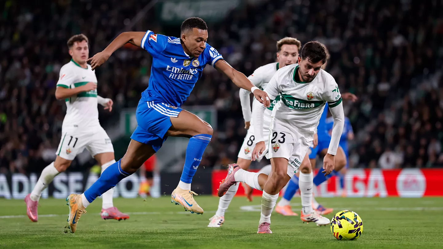 Mbappé conduciendo el balón frente a sus rivales