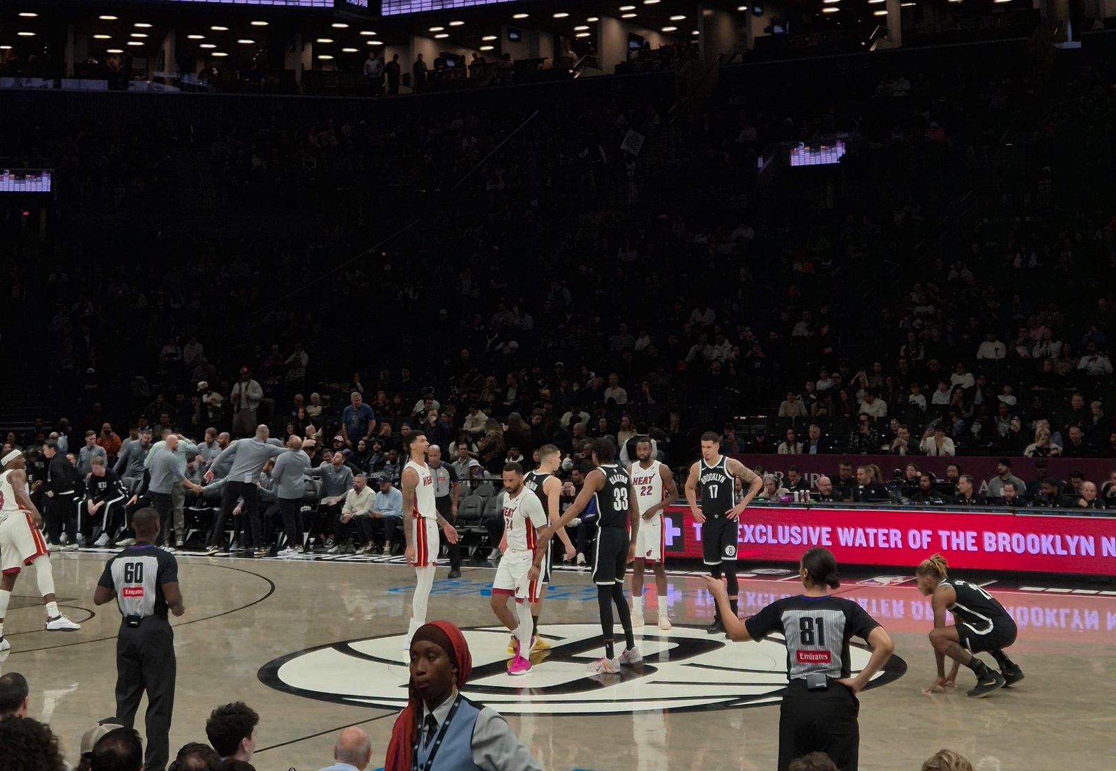 Jugadores preparándose para el salto inicial en un partido de la NBA