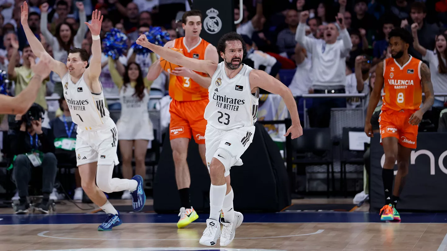 SERGIO LLUL CELEBRANDO UNA CANASTA ANTE VALENCIA BASKET