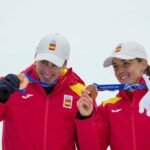 Ana Alonso y Oriol Cardona celebran la medalla de bronce en los Juegos Olímpicos de Invierno