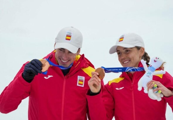Ana Alonso y Oriol Cardona celebran la medalla de bronce en los Juegos Olímpicos de Invierno