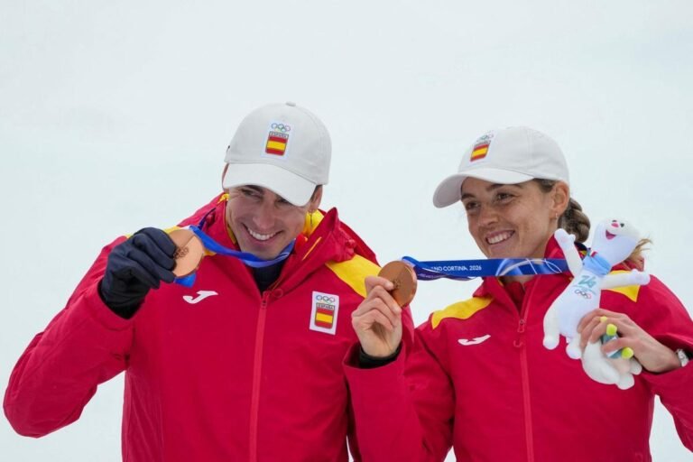 Ana Alonso y Oriol Cardona celebran la medalla de bronce en los Juegos Olímpicos de Invierno