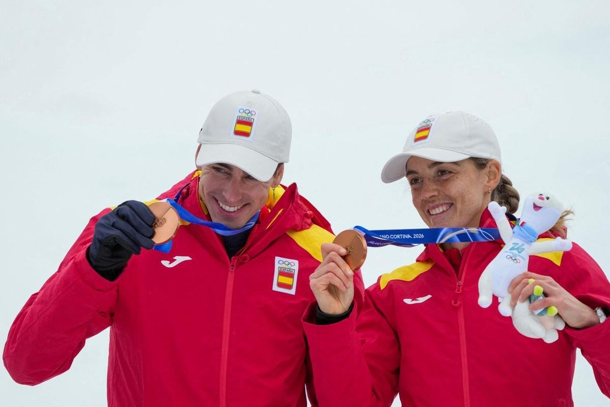 Ana Alonso y Oriol Cardona celebran la medalla de bronce en los Juegos Olímpicos de Invierno