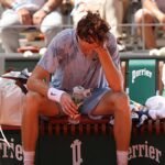 Sinner sufriendo en su partido de Roland Garros