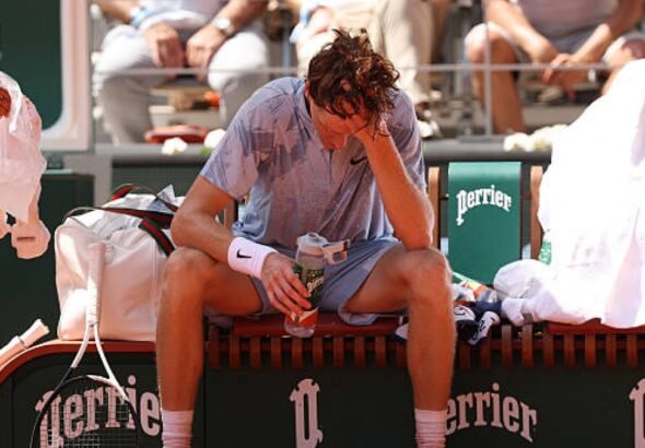 Sinner sufriendo en su partido de Roland Garros