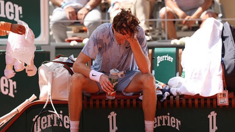 Sinner sufriendo en su partido de Roland Garros