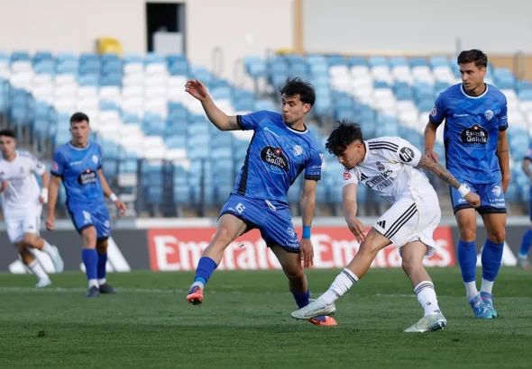 Disparo forzado a puerta del delantero del Castilla