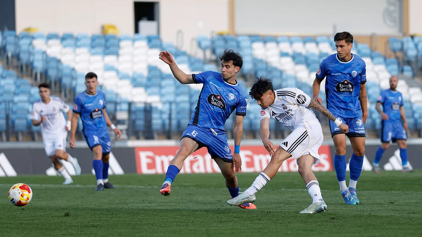 Disparo forzado a puerta del delantero del Castilla