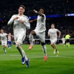 Valverde celebra el gol señalandose el escudo