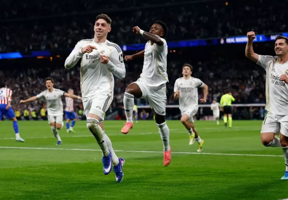 Valverde celebra el gol señalandose el escudo