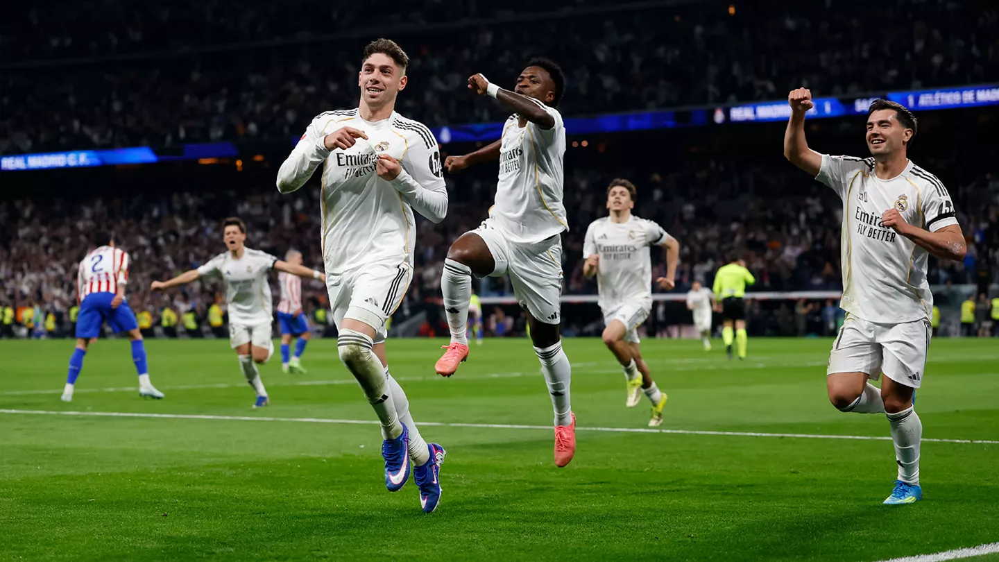 Valverde celebra el gol señalandose el escudo